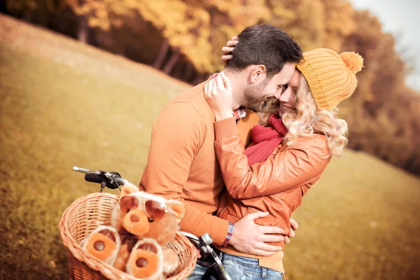 Image de couple romantique équitation vélos . — Photo