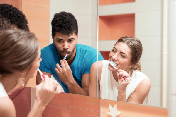 Couple doing a morning hygiene together. — Stock Photo, Image