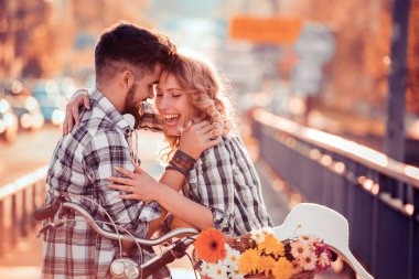 Bisiklete binen ve eğlenen çiftler.