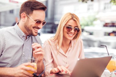 Şehirde dinleniyor.