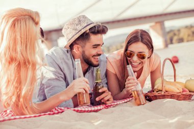 Arkadaşlar eğleniyor.