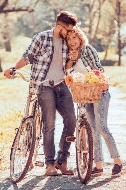Bisiklete binen ve eğlenen çiftler.