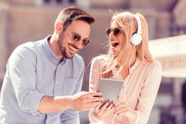 Genç çift müzik keyfi