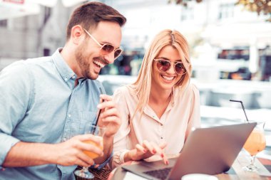 Şehirde dinleniyor.