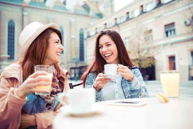 İki kadın cafede eğlenin 