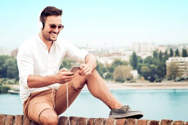 Beyaz kulaklık ile yakışıklı genç 