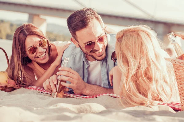 Arkadaşlar eğleniyor.