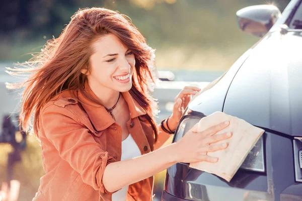 Kvinnan som rengör en bil. — Stockfoto