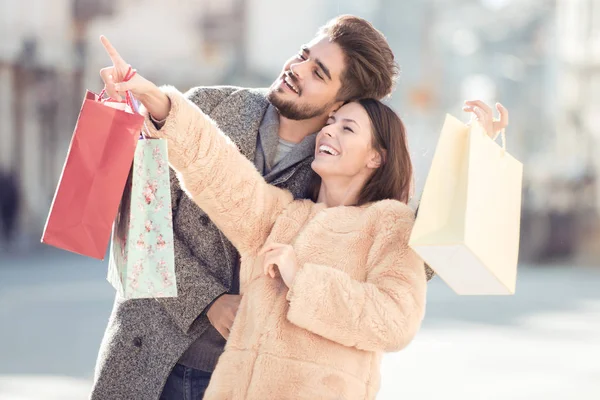 Pareja joven con bolsas de compras —  Fotos de Stock