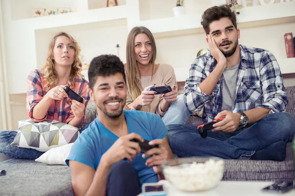 Друзі грають відеоігри вдома — стокове фото