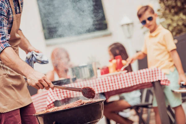 Mutlu aile bahçelerinde bir Barbekü partisi