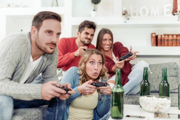 Amigos jogando videogames em casa — Fotografia de Stock