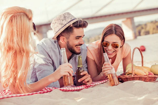 Arkadaşlar eğleniyor.