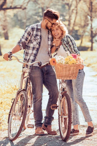 Bisiklete binen ve eğlenen çiftler. — Stok fotoğraf
