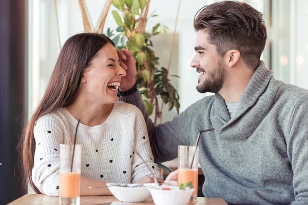 Happy couple eating salad for lunch at cafe — Stock Photo, Image