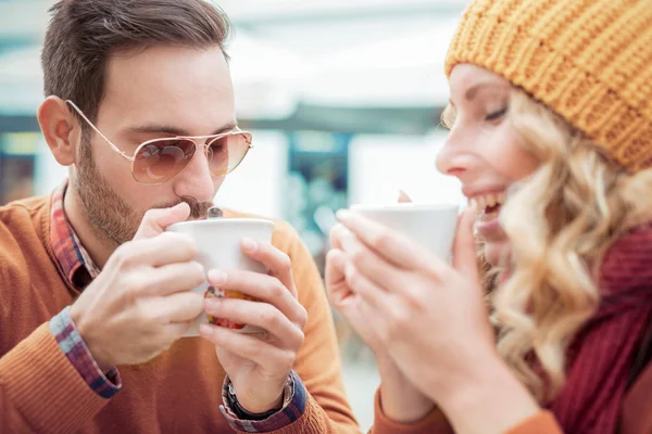 Junges Paar trinkt draußen Tee — Stockfoto