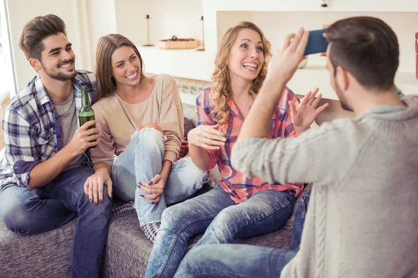 Vrienden hebben plezier — Stockfoto