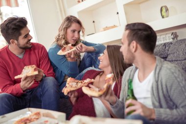 Pizza yemek, bira içip konuşmaya arkadaşlar