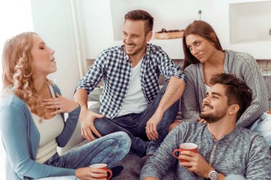 Having a büyük zaman oturma odasında genç arkadaşlar