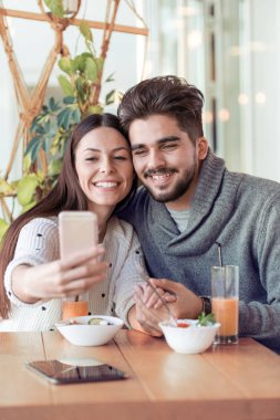 Güzel genç çift yapım selfie