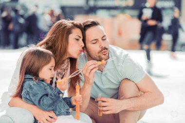 Anne ve kızı birlikte oynayan açık.