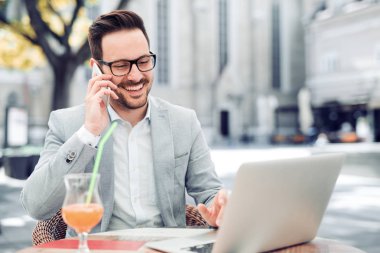 Kafede molada yakışıklı işadamı