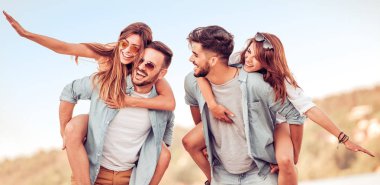 Mutlu arkadaşlar sahilde eğleniyor.