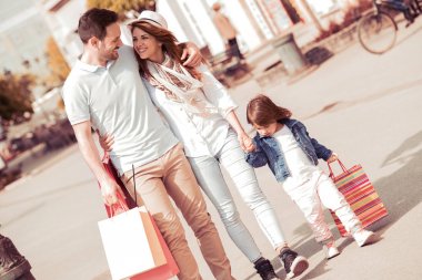 Anne ile kızı güneşli günde yürüyüş .