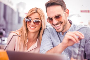 Çift alarak selfie Cafe