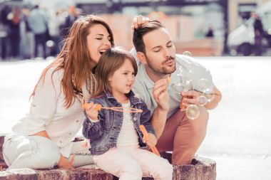 Anne, baba ve kızı birlikte şehirde vakit.