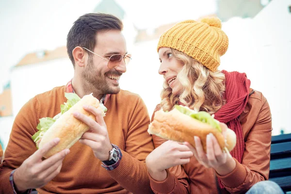 Pareja desayunando al aire libre — Foto de Stock