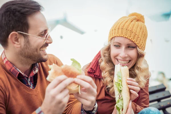 Όμορφο νεαρό ζευγάρι τρώει σάντουιτς — Φωτογραφία Αρχείου