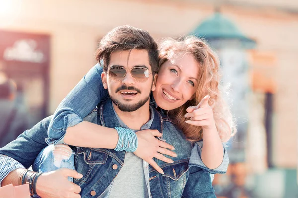 Joven pareja moderna al aire libre . — Foto de Stock