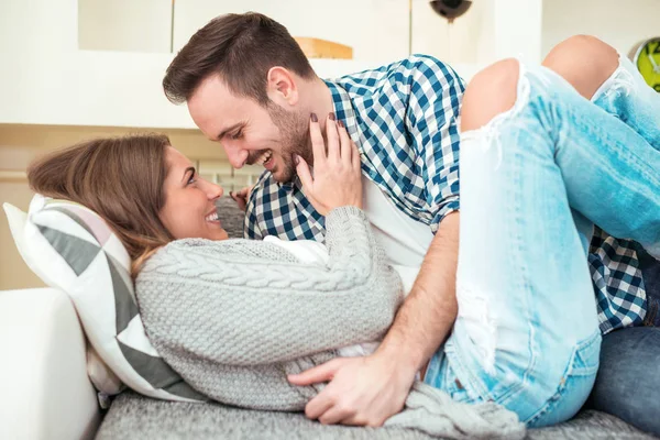 Retrato de pareja feliz relajándose en casa — Foto de Stock