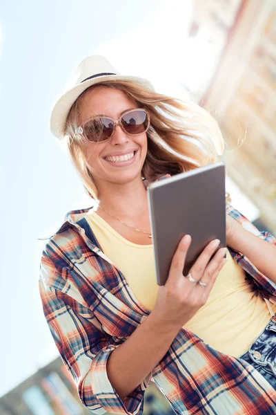 Mujer usando tableta —  Fotos de Stock