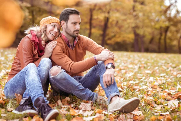 Jeune couple amoureux — Photo