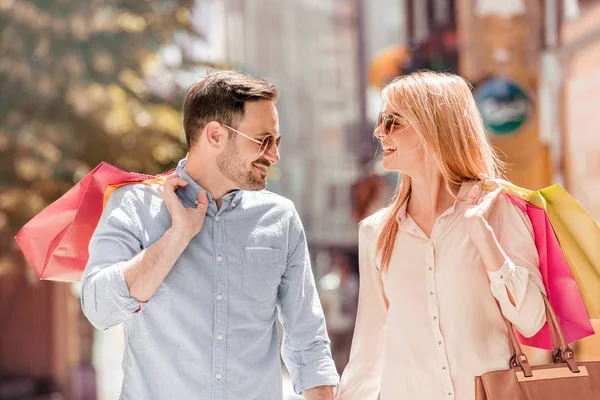 Kärlekspar med shoppingkassar i city. — Stockfoto