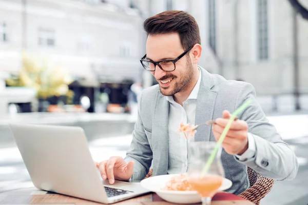 Uomo d'affari che mangia un'insalata di verdure a pranzo — Foto Stock