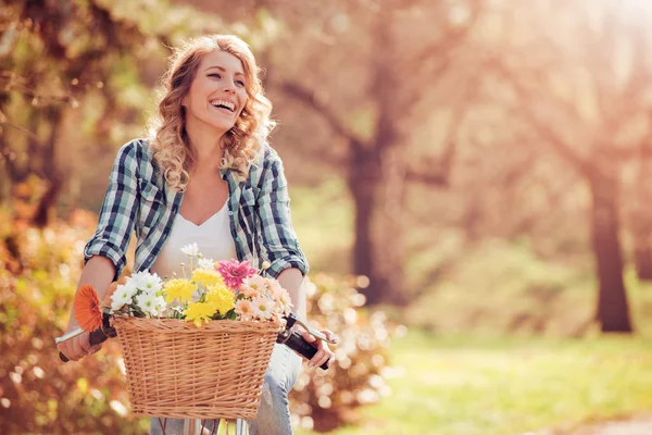 Jonge vrouw ontspannen in het park — Stockfoto