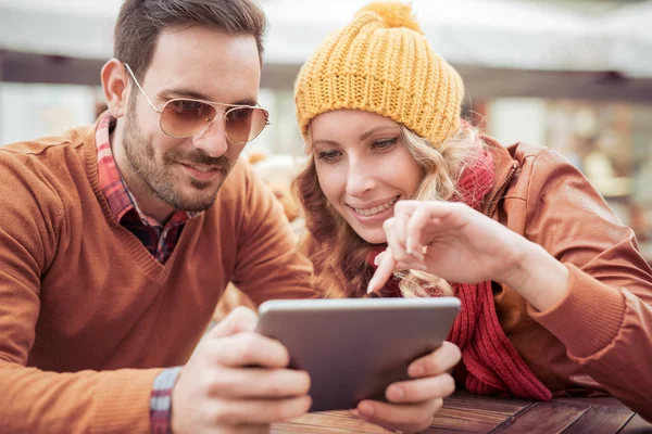 Junges Paar nutzt digitales Tablet im Café — Stockfoto