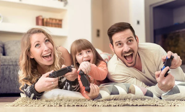 Famiglia che gioca ai videogiochi — Foto Stock
