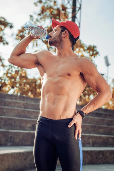 Ritratto di giovane che beve un po 'd'acqua da una bottiglia — Foto Stock