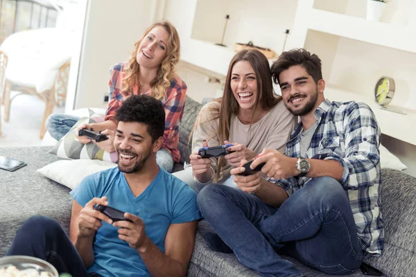 Skupina přátel, hraní počítačových her doma — Stock fotografie