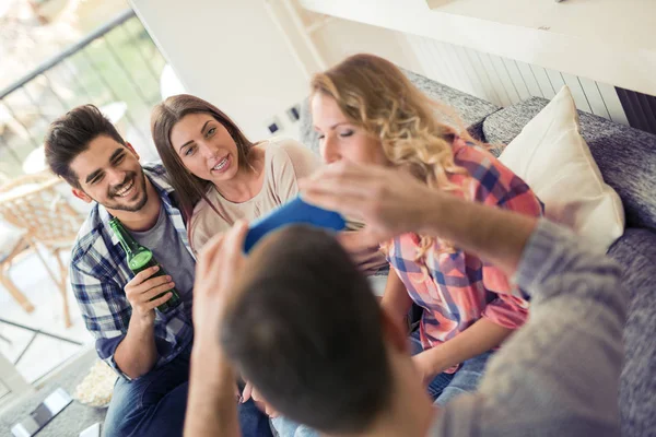 Amigos divirtiéndose en casa y beber cerveza . — Foto de Stock