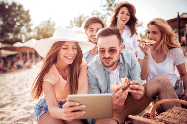 arkadaşlar plajda bir selfie yapma.