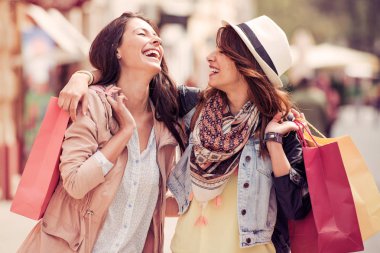 moda kadınlar alışveriş torbaları ile.