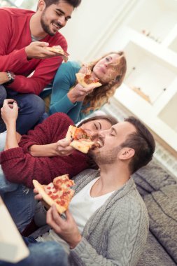 Pizza yiyen gençler