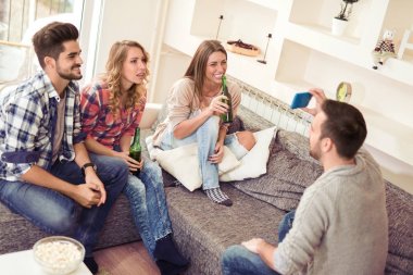 Arkadaşlar eğlenmeye kanepede