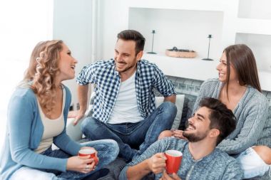 söz ve having fun kanepede arkadaşlar