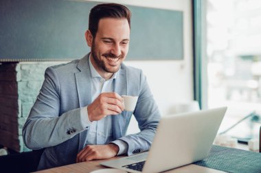 Kafede çalışan bir iş adamı. 